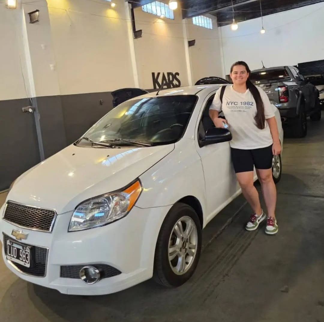 Mujer con Chevrolet